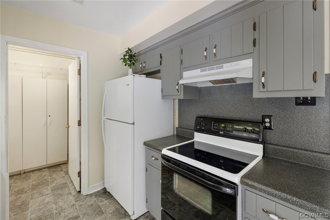 12441 Spring Run Road Chesterfield, VA 23832 - Photo 11 of 28 a kitchen with a stove and a refrigerator