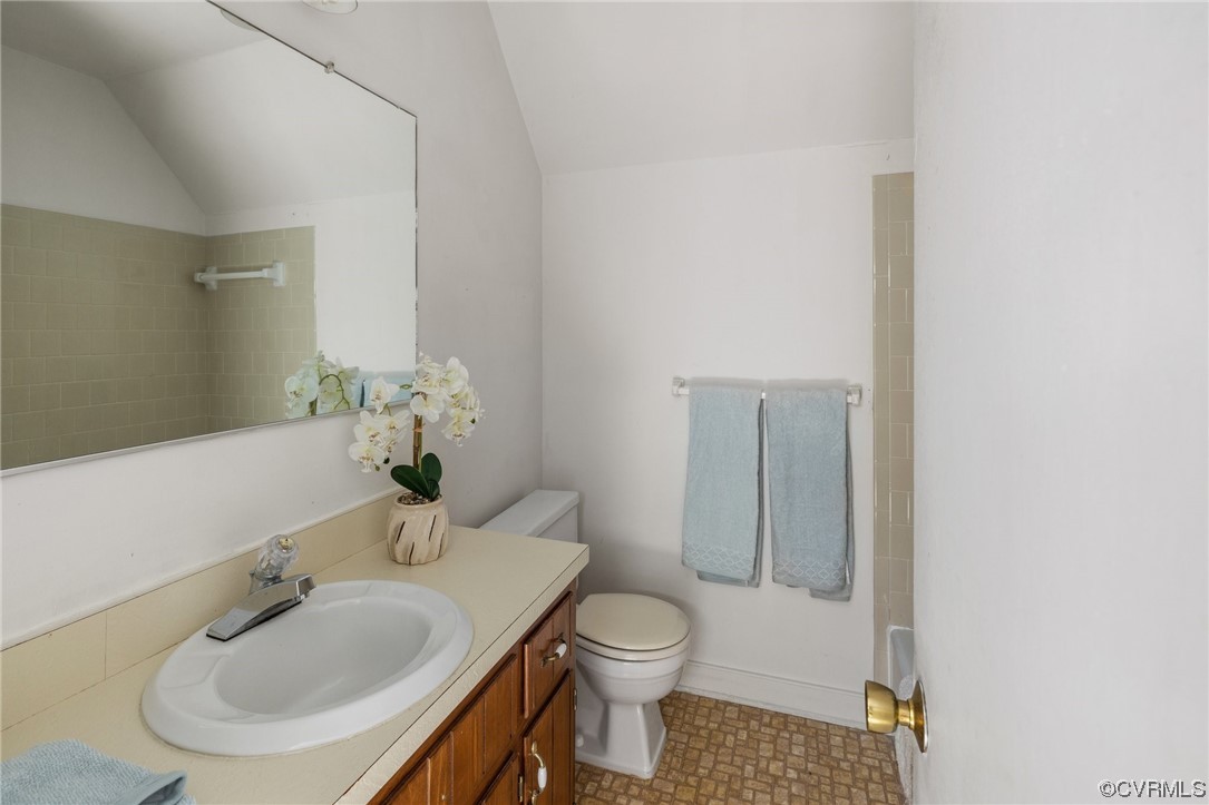 12441 Spring Run Road Chesterfield, VA 23832 - Photo 18 of 28 a bathroom with a sink and a toilet