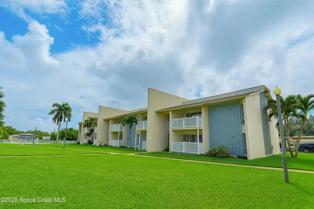 a view of an house with backyard space and garden