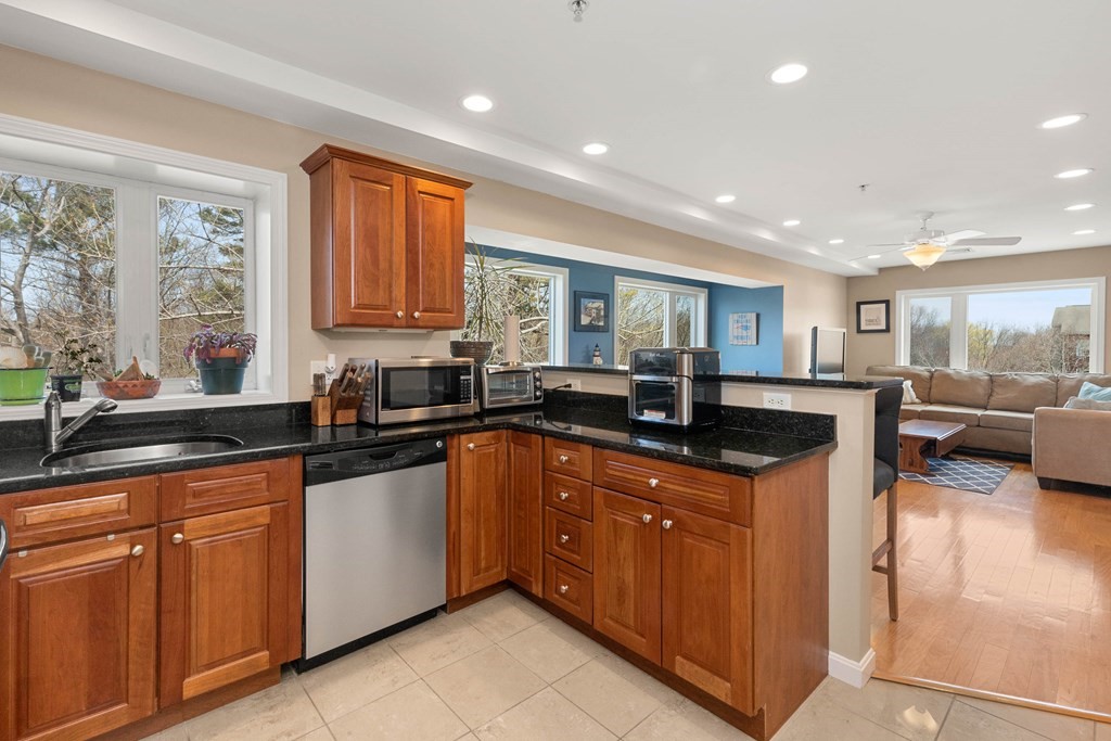 2 Duck Pond Road, Unit 135 Beverly, MA 01915 - Photo 4 of 17 Gallery Image 4