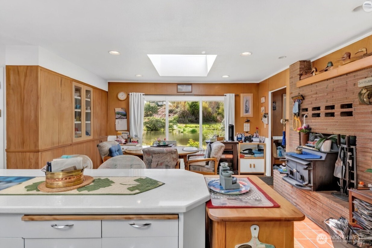 121 Bear Gulch Road Aberdeen, WA 98520 - Photo 2 of 18 a living room with furniture and large window