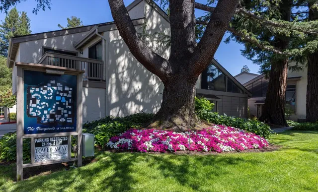 a sign that is sitting in the grass next to a road