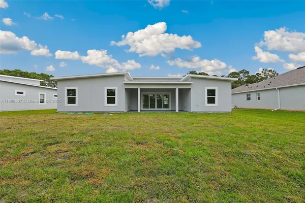 a view of a house with a backyard