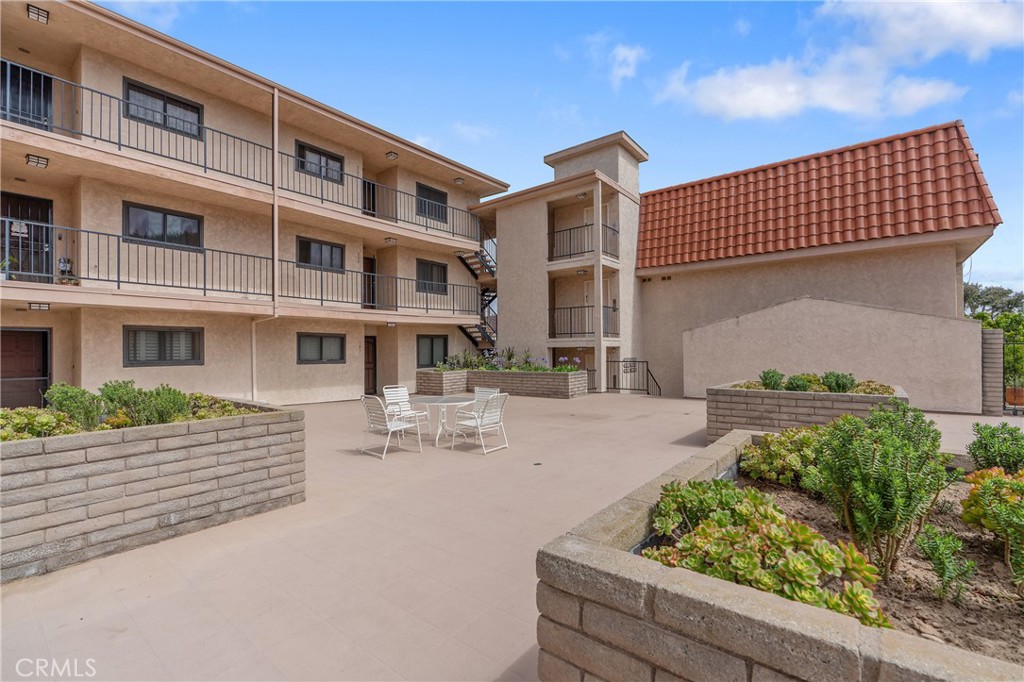 900 Cedar Street, Unit 308 El Segundo, CA 90245 - Photo 27 of 29 a front view of a house with a garden