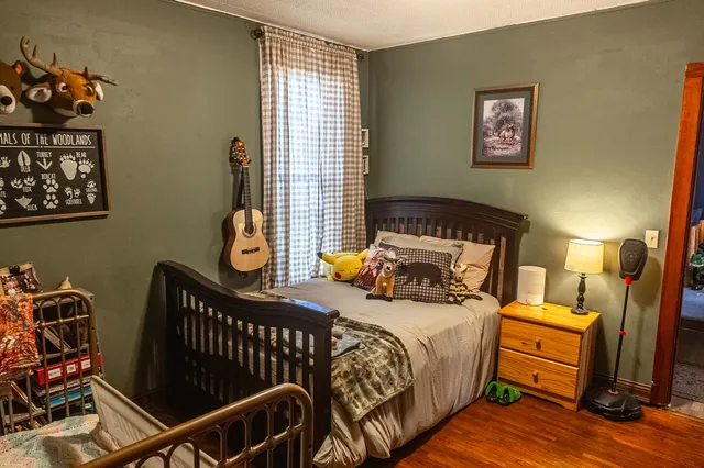 a bed room with a bed and a closet