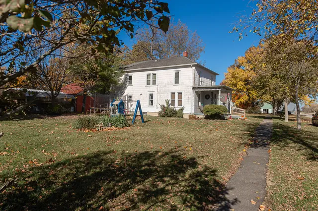 a view of a house with a yard