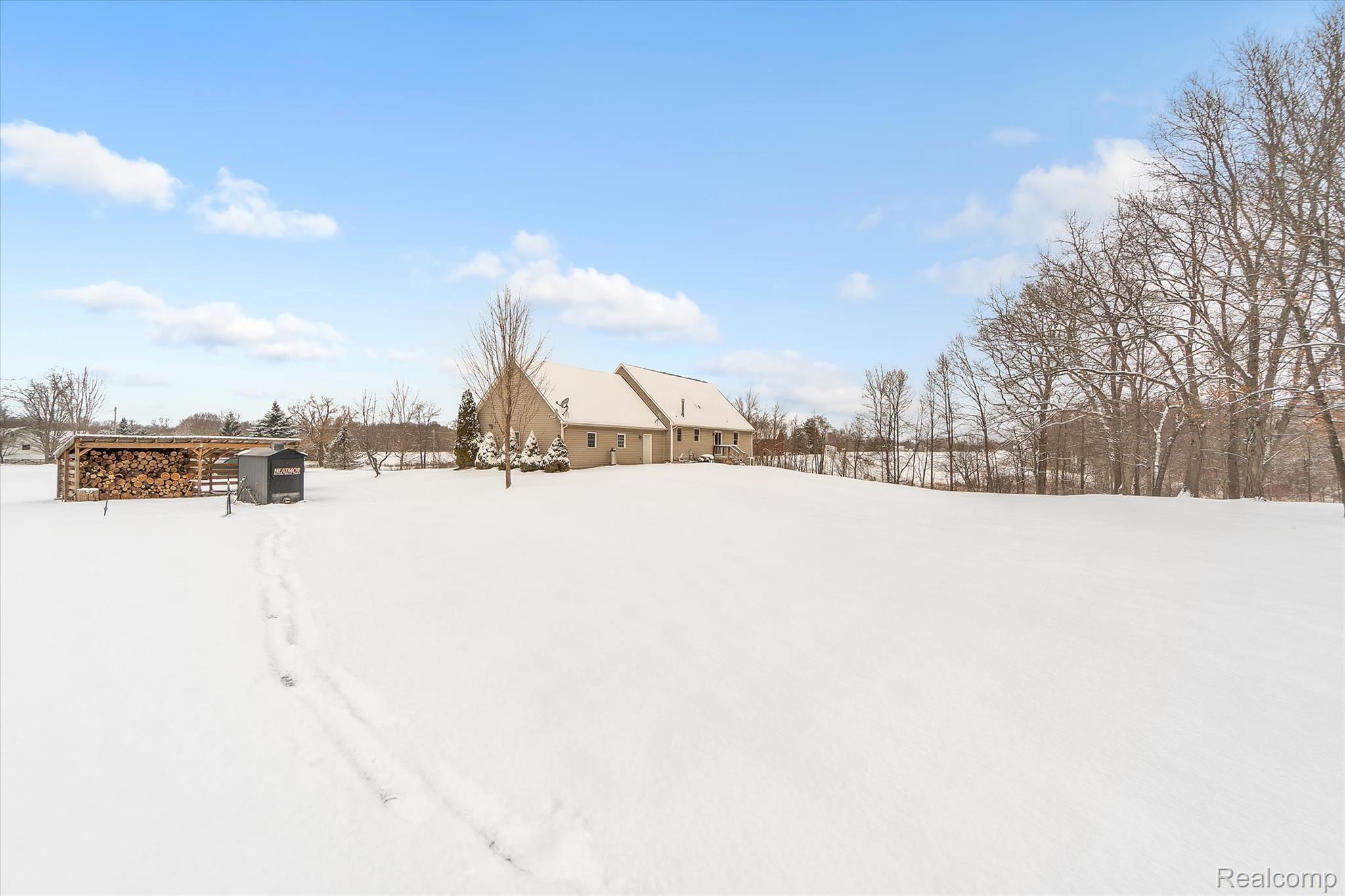 9344 Antcliff Road Howell, MI 48855 - Photo 32 of 43 Back right side of home.jpg