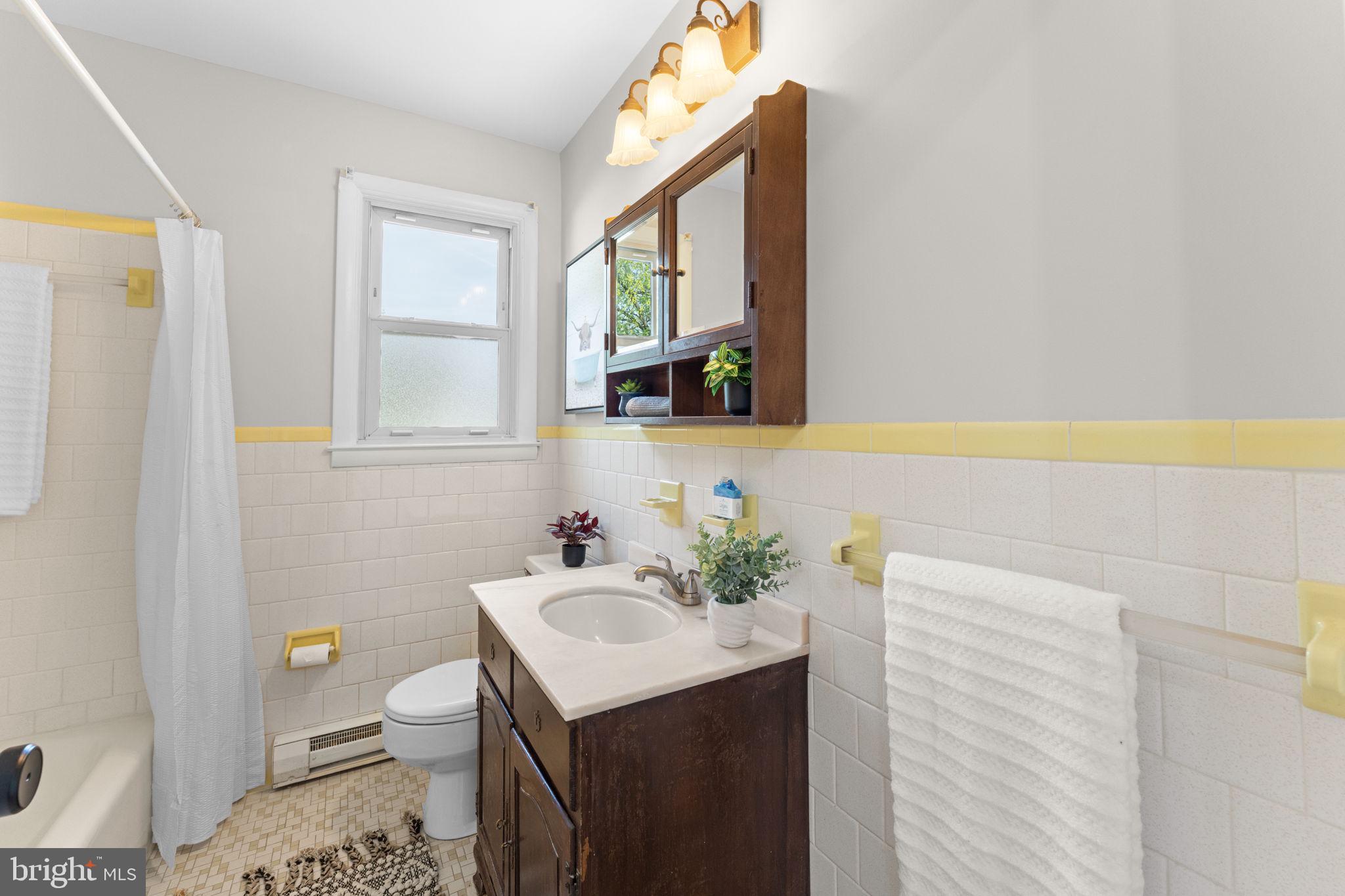 222 Chelsea Road Pasadena, MD 21122 - Photo 27 of 90 Main floor bath impeccable original condition