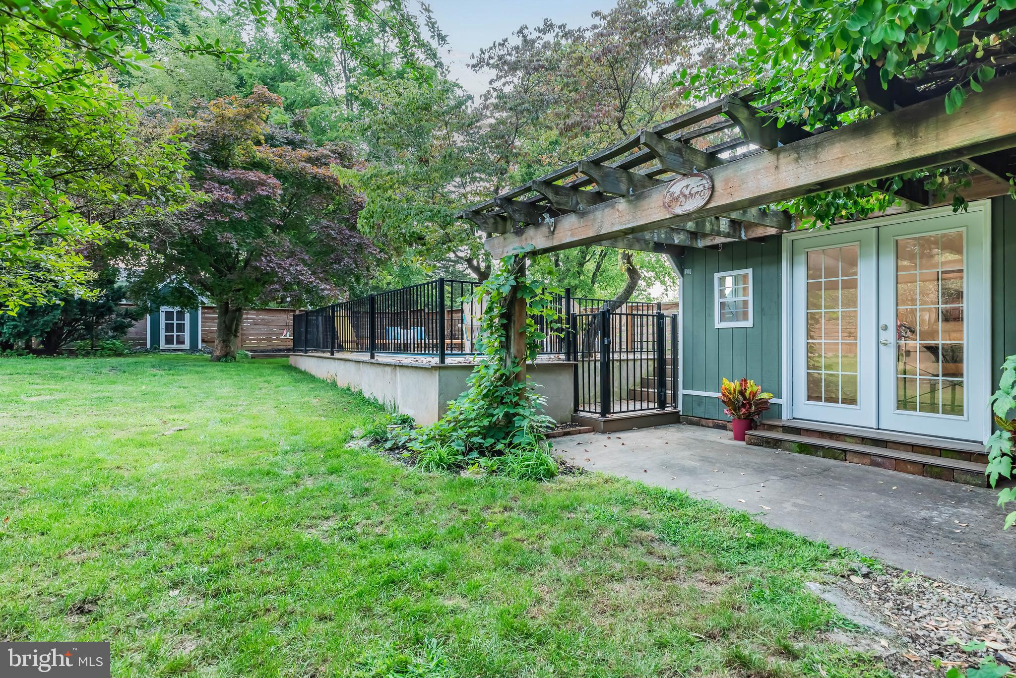 Separate Shed/Office with Heat & AC