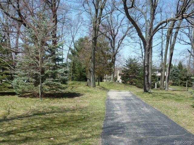 5560 Crooked Lake Road Howell, MI 48843 - Photo 2 of 19 Paved Circular Drive