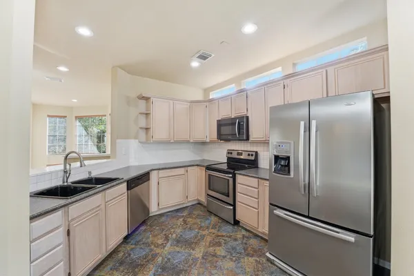 $2,700 | 56 Lakeridge Drive, The Woodlands, TX 77381