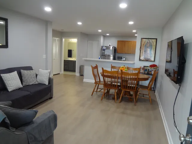 $210,600 | 2013 Silverstone Drive, Unit 2013, Carpentersville, IL 60110