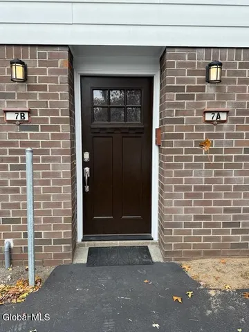 $1,700 | 7 A Elgin Street, Colonie, NY 12205