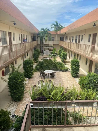 $1,600 | 415 Northeast 2nd Street, Unit 222, Hallandale Beach, FL 33009