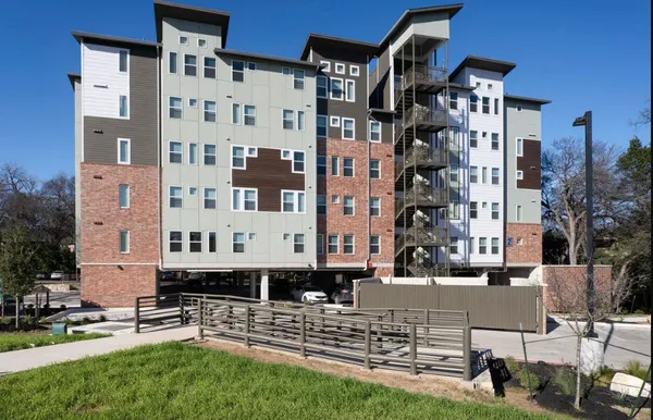 $1,027 | 1800 South I- 35 Service Road, Austin, TX 78748