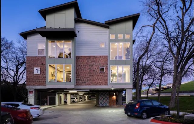 $1,027 | 1800 South I- 35 Service Road, Austin, TX 78748