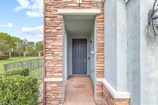 a view of entryway with garden