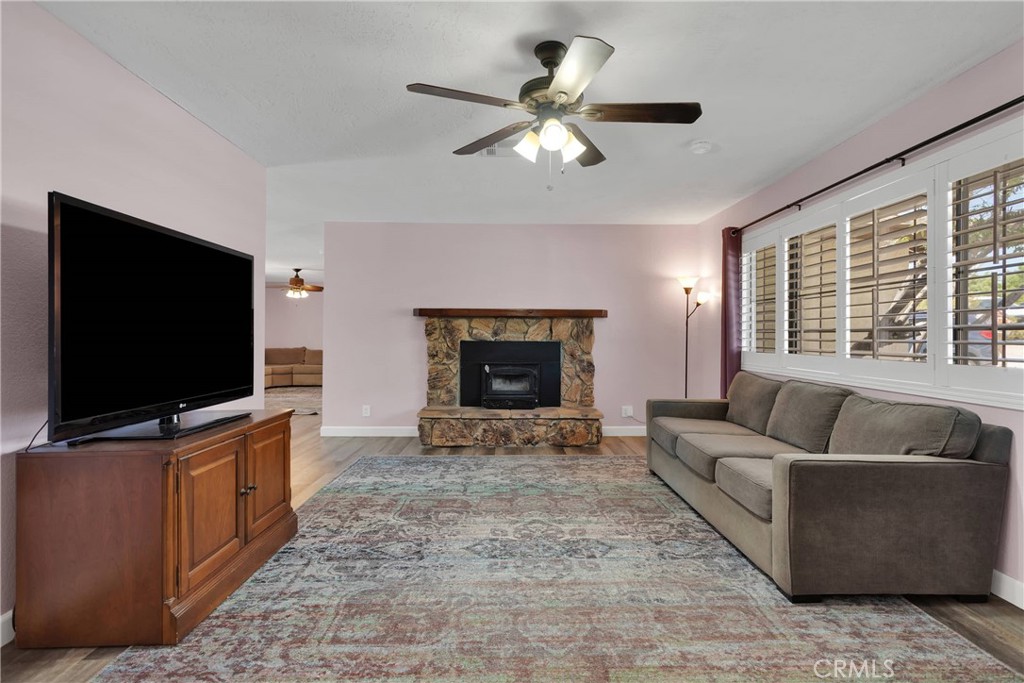 19095 Munsee Road Apple Valley, CA 92307 - Photo 4 of 58 a living room with furniture and a flat screen tv