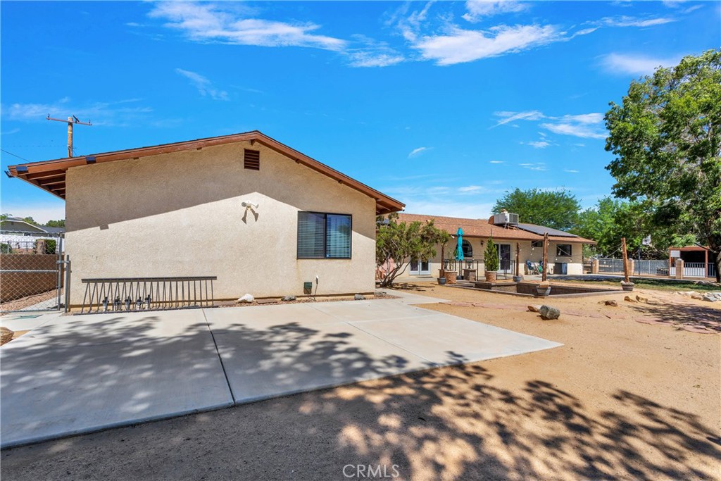19095 Munsee Road Apple Valley, CA 92307 - Photo 42 of 58 a front view of a house with a sitting area