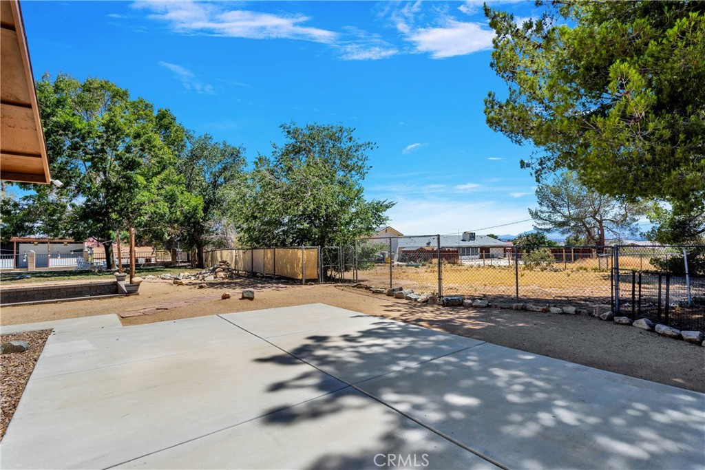 19095 Munsee Road Apple Valley, CA 92307 - Photo 43 of 58 a view of a street