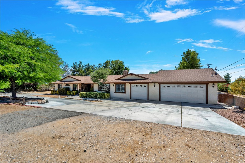 19095 Munsee Road Apple Valley, CA 92307 - Photo 49 of 58 a front view of a house with a yard and garage
