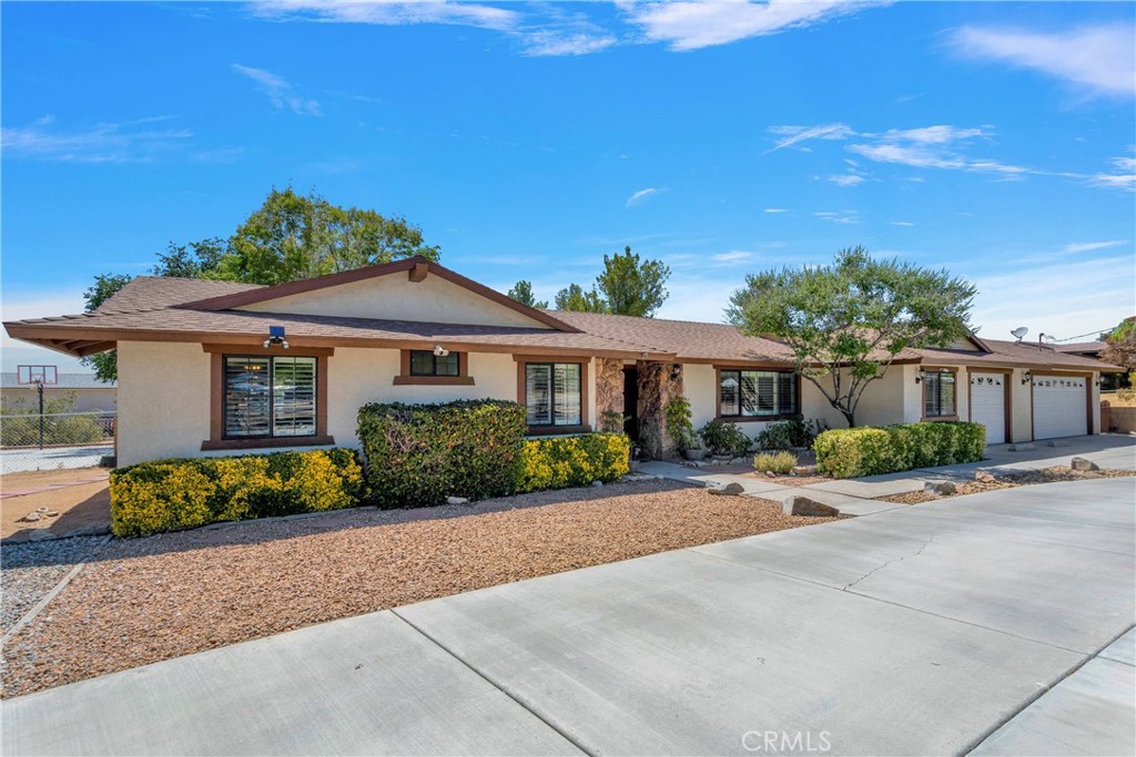 19095 Munsee Road Apple Valley, CA 92307 - Photo 50 of 58 a front view of a house with a garden