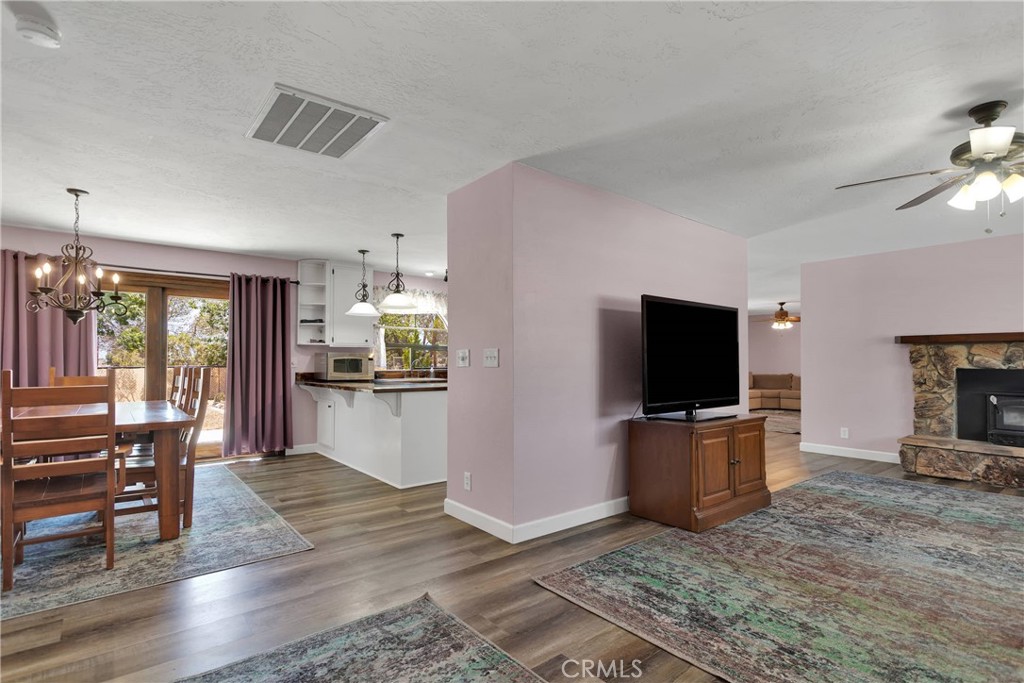 19095 Munsee Road Apple Valley, CA 92307 - Photo 5 of 58 a living room with furniture and a flat screen tv