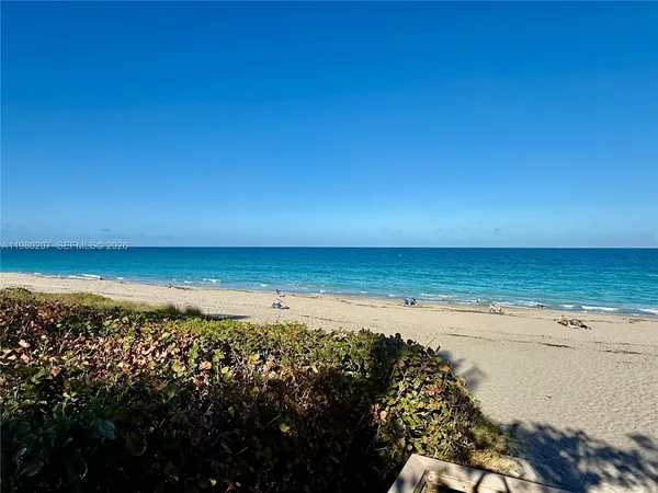 $850,000 | 915 Bay Colony Drive South, Unit S, Juno Beach, FL 33408