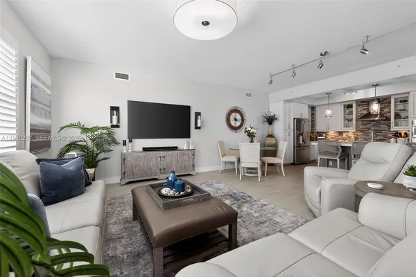 $850,000 | 915 Bay Colony Drive South, Unit S, Juno Beach, FL 33408