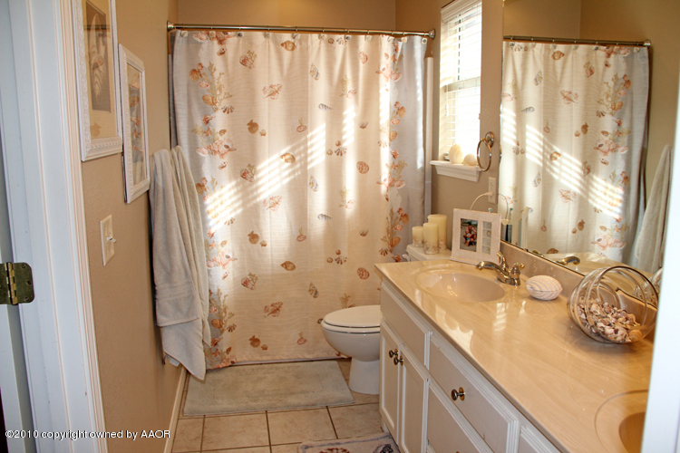 5301 Royce Drive Amarillo, TX 79110 - Photo 16 of 33 Master Bath