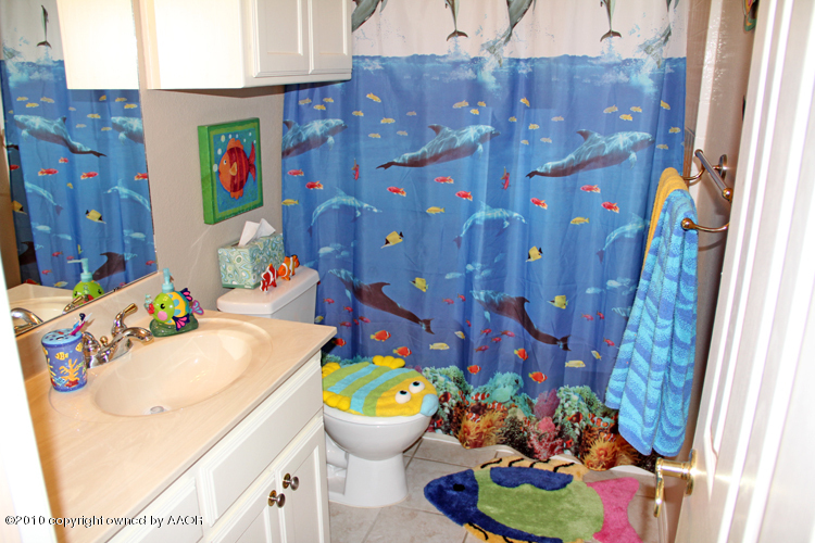 5301 Royce Drive Amarillo, TX 79110 - Photo 22 of 33 Bathroom