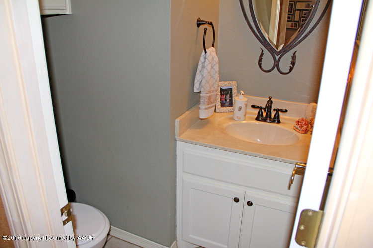 5301 Royce Drive Amarillo, TX 79110 - Photo 23 of 33 Half Bath