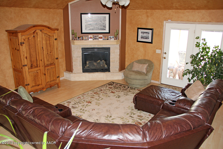 5301 Royce Drive Amarillo, TX 79110 - Photo 4 of 33 Living Area