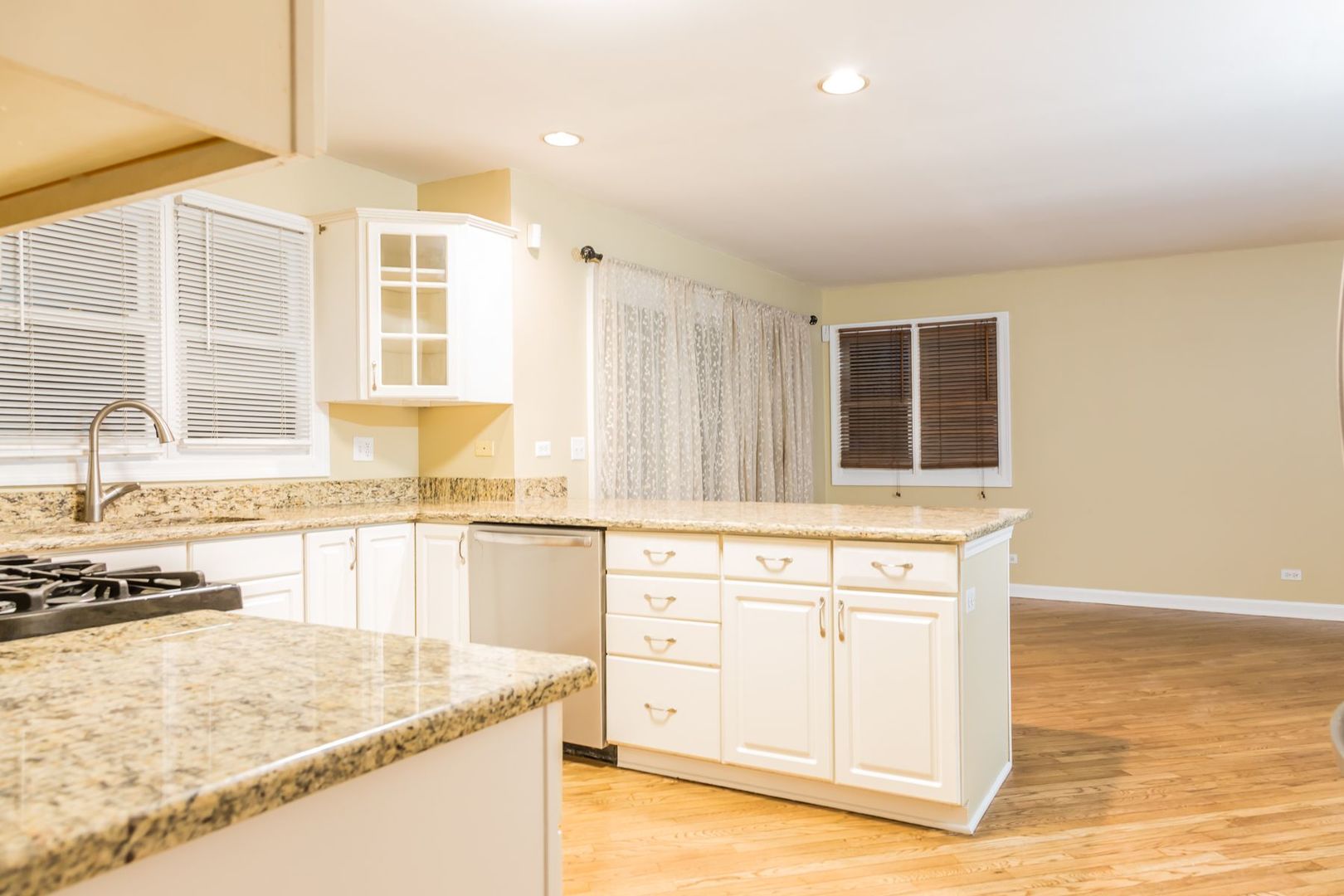 255 Cimarron Road East Lombard, IL 60148 - Photo 8 of 24 Gallery Image 8