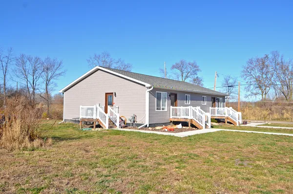 a view of a house with backyard