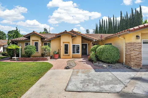 a view of a yard in front of house