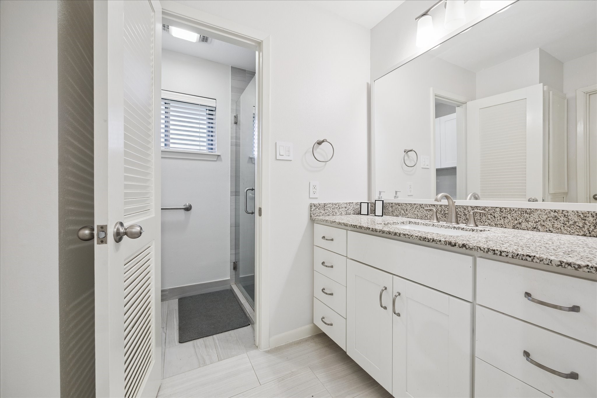 6115 Paisley Street Houston, TX 77096 - Photo 17 of 22 Guest bathroom.