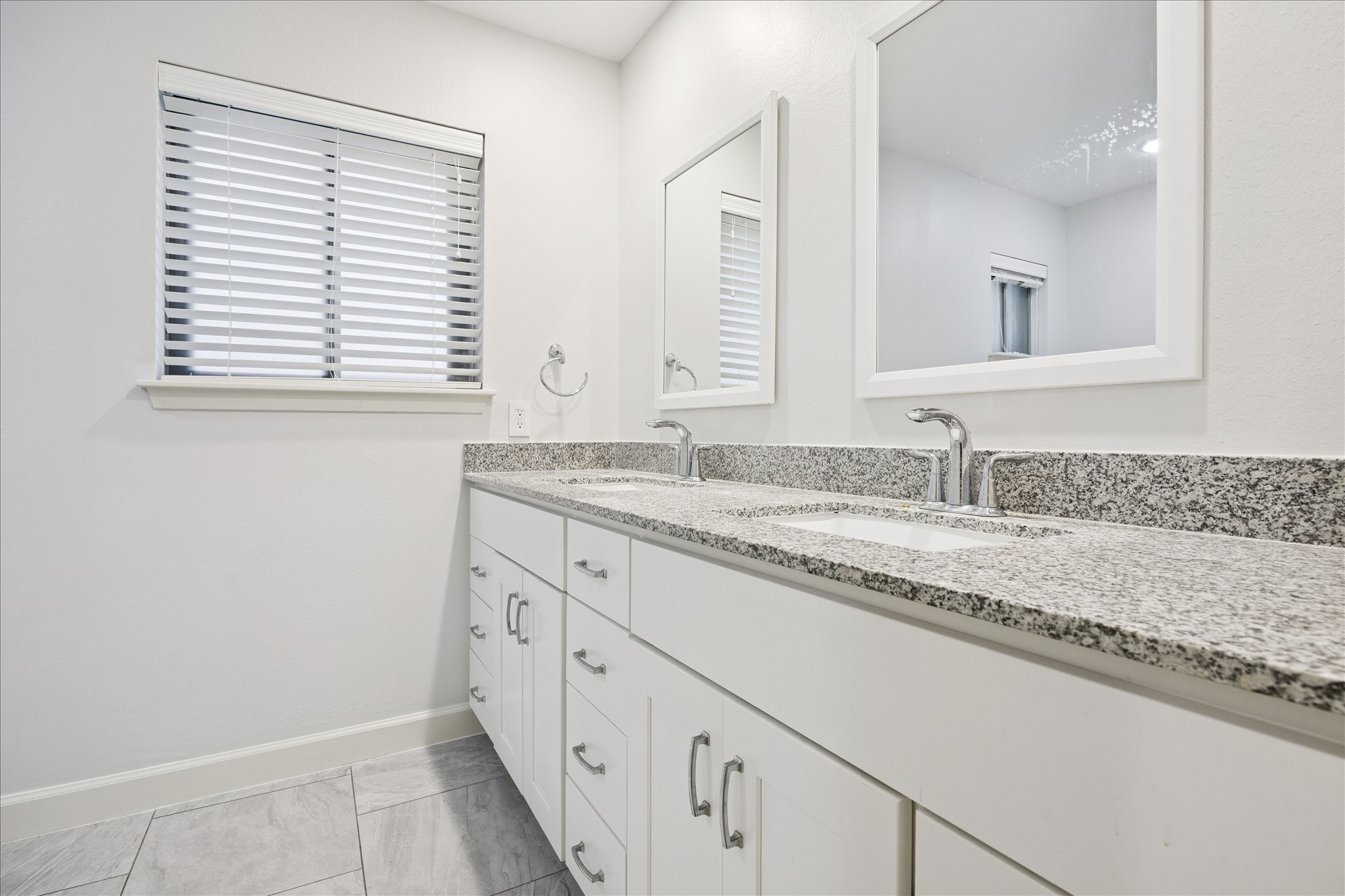 6115 Paisley Street Houston, TX 77096 - Photo 19 of 22 Primary bathroom