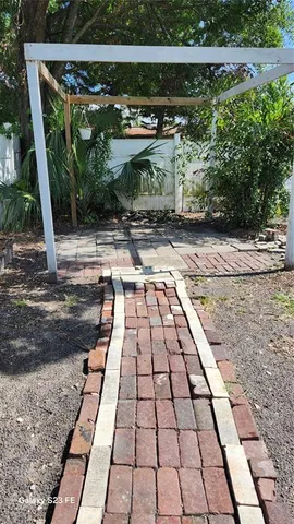 a view of a backyard