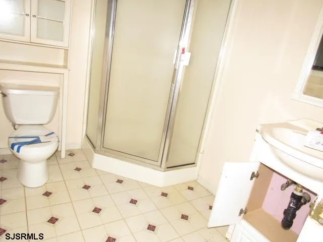 a bathroom with a toilet and a shower