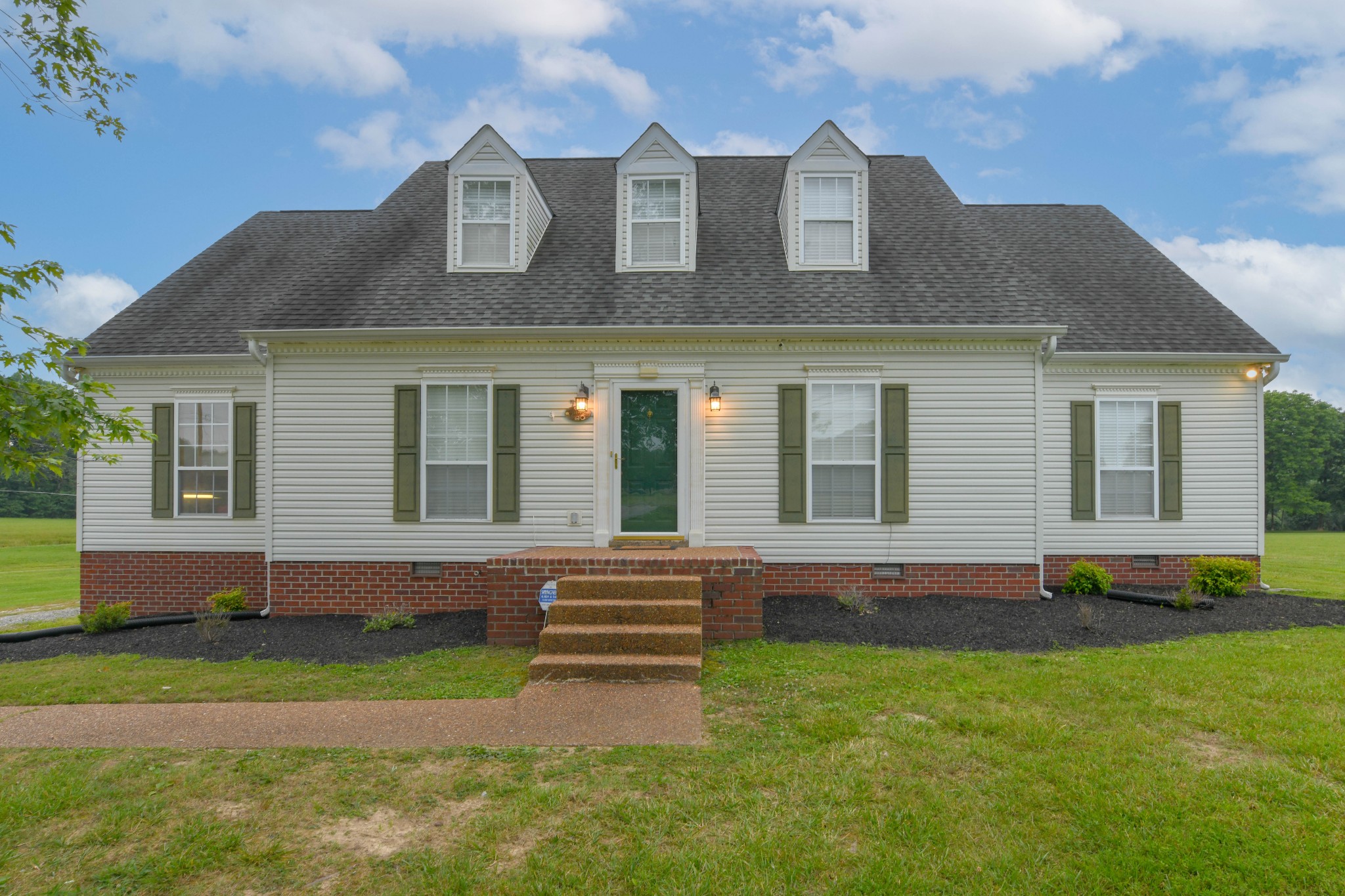 2558 South Mt Pleasant Road Greenbrier, TN 37073 - Photo 4 of 36 a front view of a house with a yard