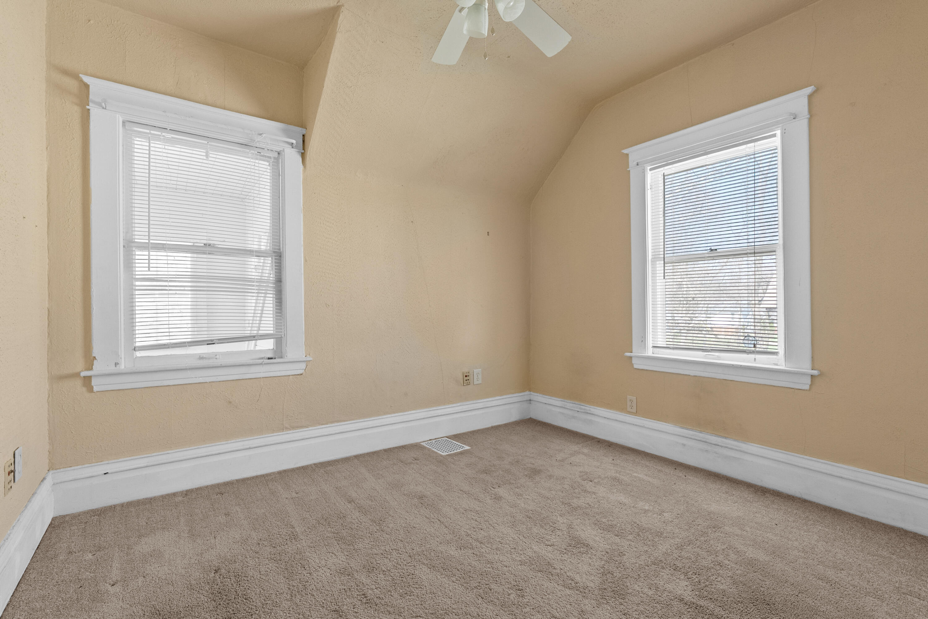 914 Denner Street Kalamazoo, MI 49006 - Photo 24 of 39 Denner St 914 Kalamazoo 49006-19