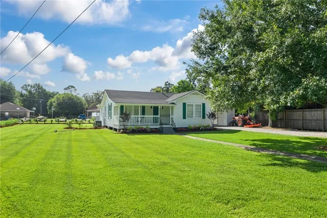 $2,200 | 225 Magnolia Street, Mandeville, LA 70448
