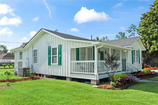 $2,200 | 225 Magnolia Street, Mandeville, LA 70448