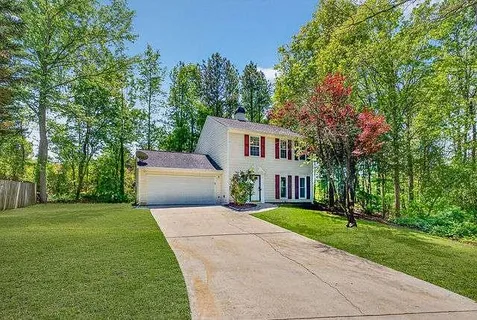 a view of a house with a yard