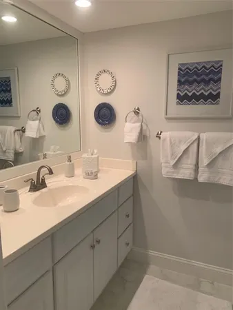 $2,400 | 512 West Venice Avenue, Unit 207, Venice, FL 34285