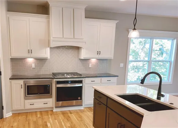 $578,950 | 7485 North Utica Avenue, Parkville, MO 64152