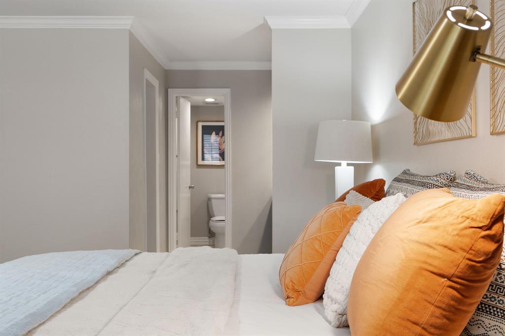 15923 Preston Road, Unit 1003 Dallas, TX 75248 - Photo 22 of 36 a bedroom with a bed and a lamp