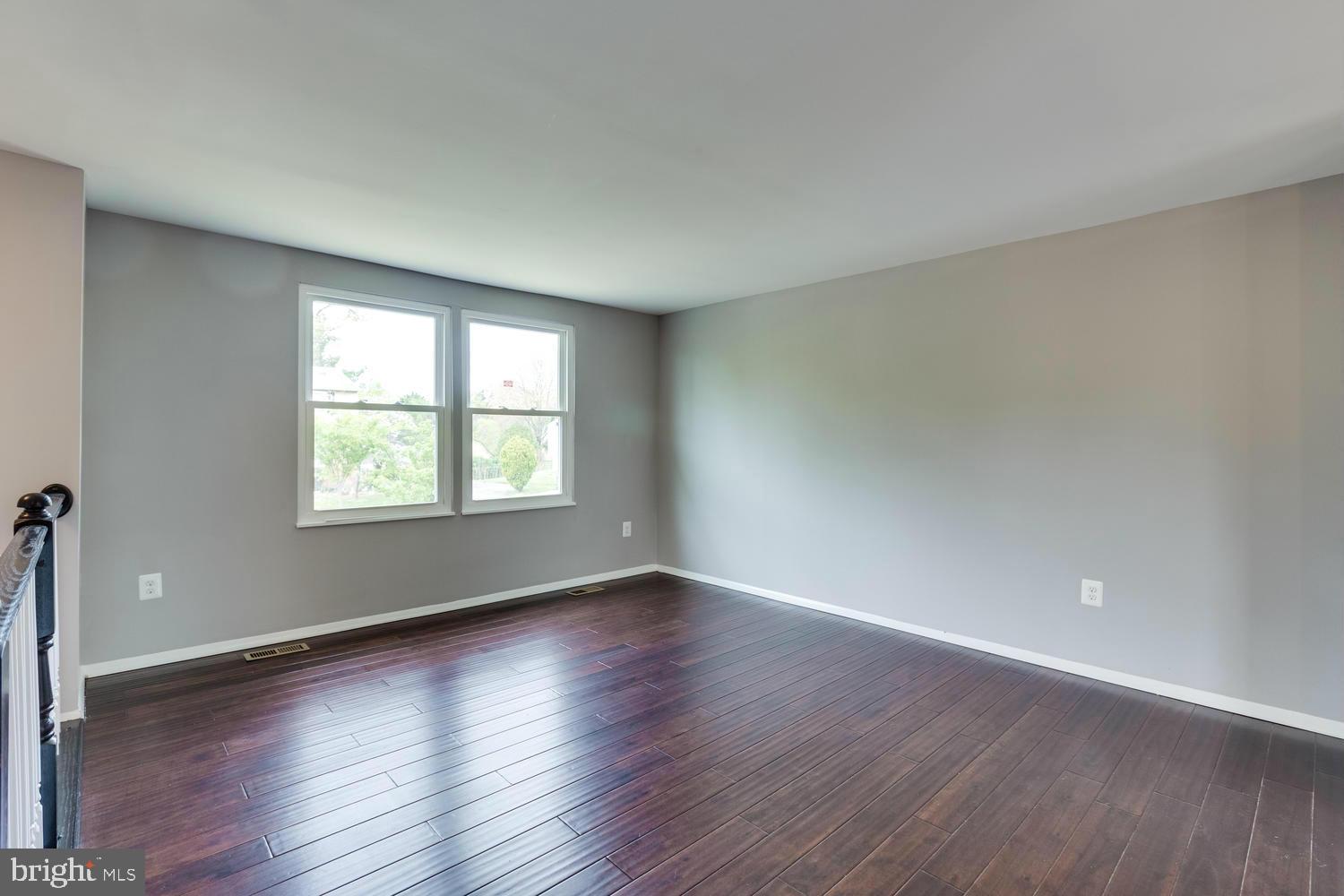 12706 Lunan Road Clinton, MD 20735 - Photo 9 of 43 Living Room