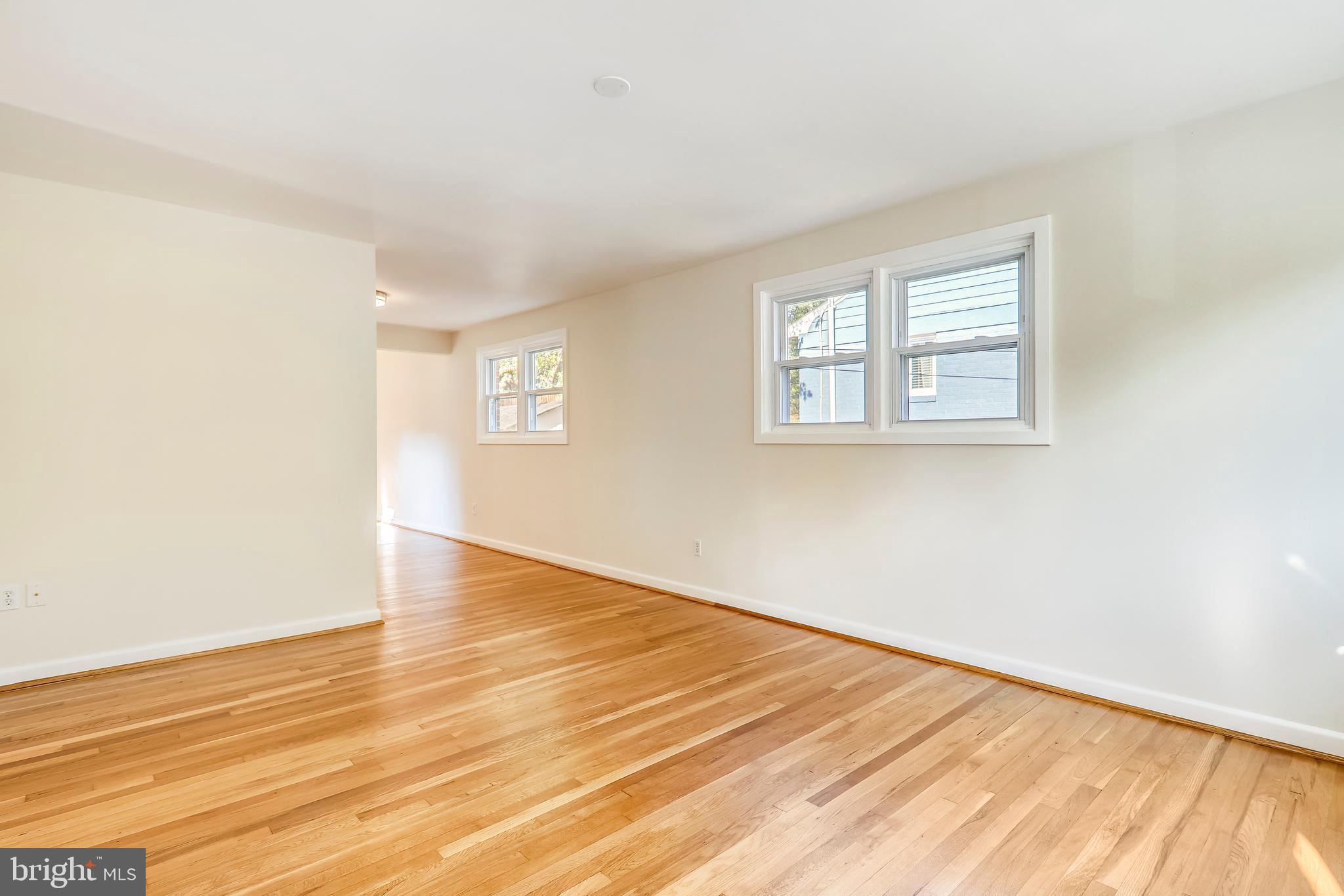 911 Whitehall Street Silver Spring, MD 20901 - Photo 7 of 68 Living room